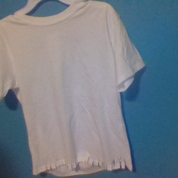 White t shirt with cut snips at the bottom - Picture 2 of 5